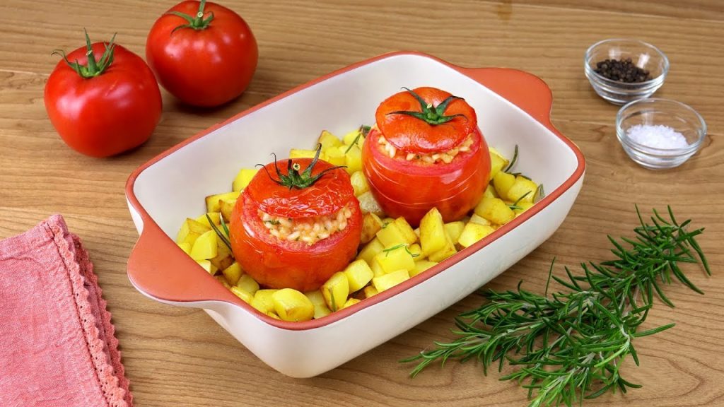 Risotto in der Tomate – Rezept für lecker gefüllte Tomaten zum Mittagessen