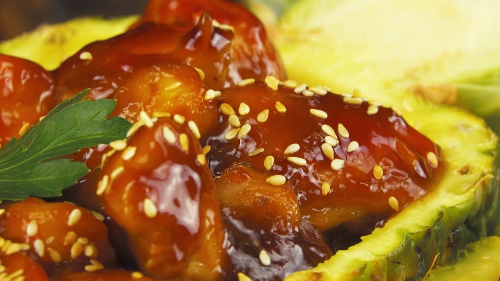 Asiatisches Hähnchen in der Ananas – ein leichtes Rezept für Asia Chicken zum Mittagessen