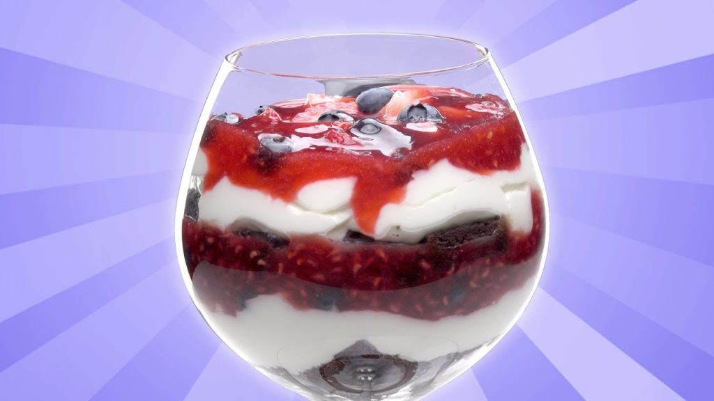 Schoko Kuchen im Glas mit Waldbeeren – ein süßes Rezept für ein Dessert