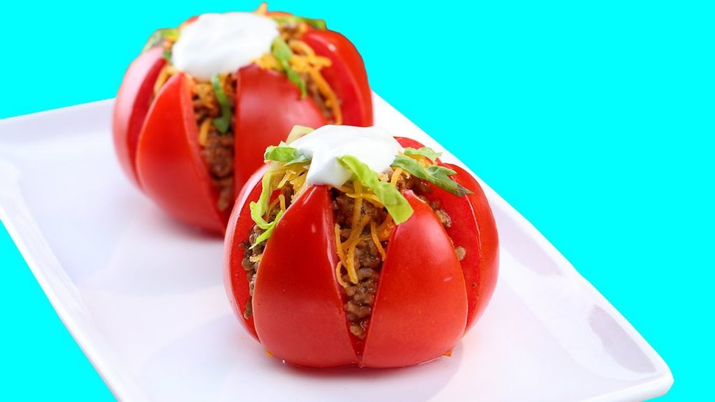 Tomaten gefüllt mit Hackfleisch und Käse – ein mexikanisches Rezept für ein schnelles Abendessen