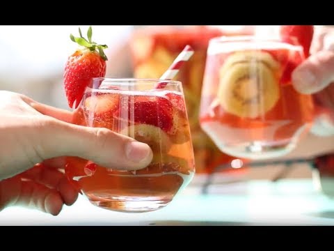 Erdbeer Sangria – das Cocktail und Bowle Rezept für laue Sommerabende!