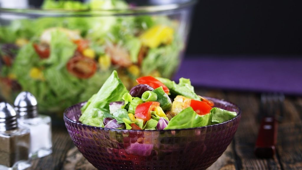 Mexikanischer Salat mit Avocado-Dressing: Salat Rezept für eine Mahlzeit ohne schlechtes Gewissen