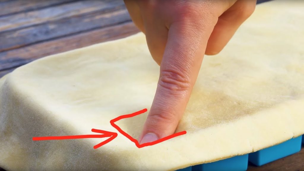 Drücke Pizzateig in eine Eiswürfelform und backe ihn. Wow!
