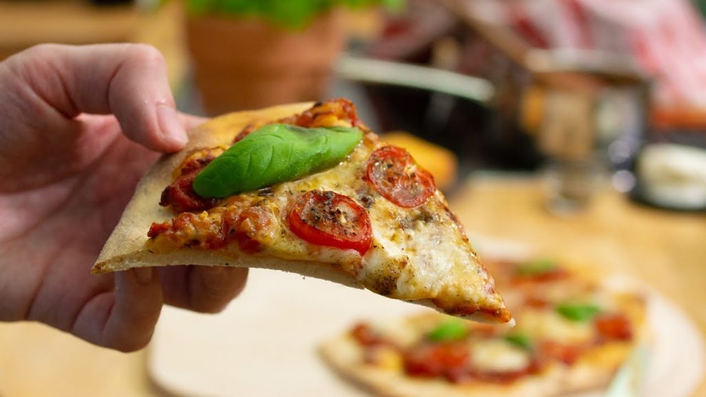 Perfekte Pizza selber machen! (Pizzateig + 2 Rezepte)