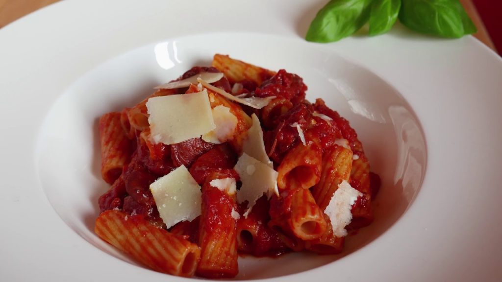Pasta mit Chorizo Tomatensauce | Einfaches Rezept | Let's Cook