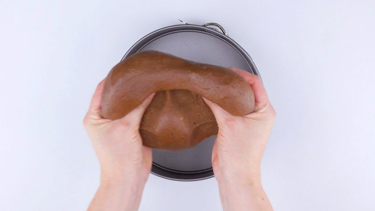 Cremiges Mousse au Chocolat Kuchen Rezept mit zartem Gittermuster