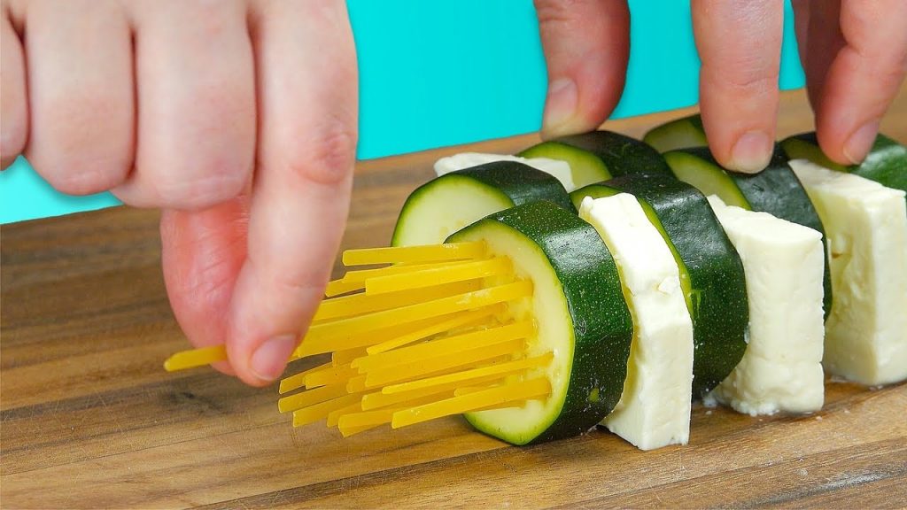 Steck die ungekochten Nudeln in die Zucchini und leg sie in die Pfanne. Ist das lecker!