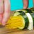 Steck die ungekochten Nudeln in die Zucchini und leg sie in die Pfanne. Ist das lecker!