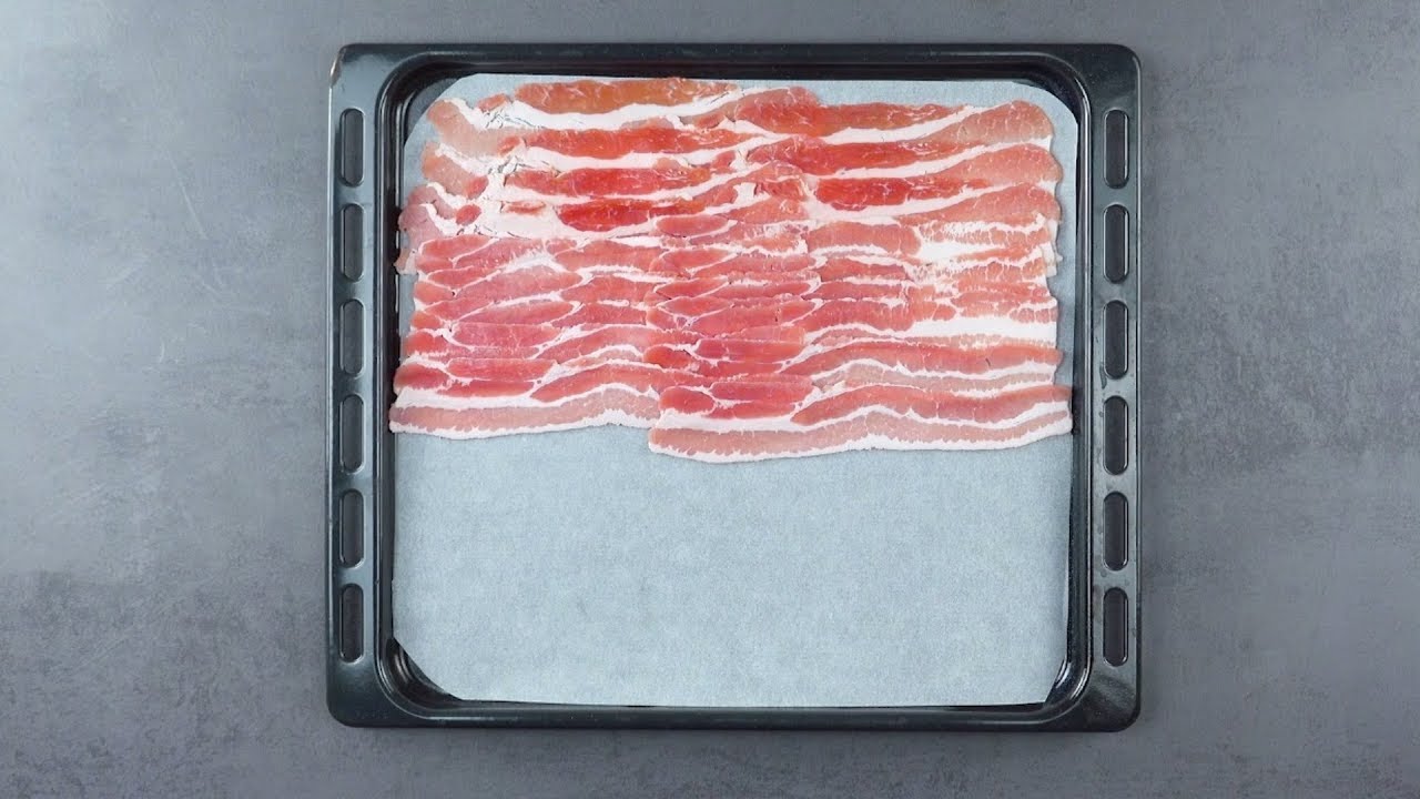 Lege 20 Scheiben Bacon auf ein Backblech. Nach 15 Min im Ofen wird's extra knusprig.