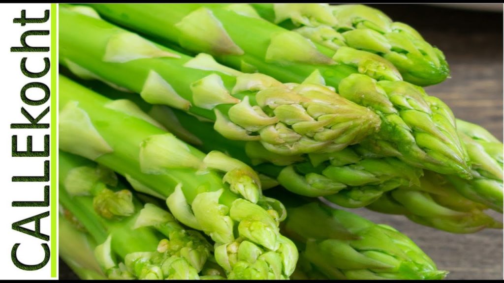 Grüner Spargel als Salat mit Granatapfel zubereiten. Ein sommerliches Rezept – Einfach und schnell