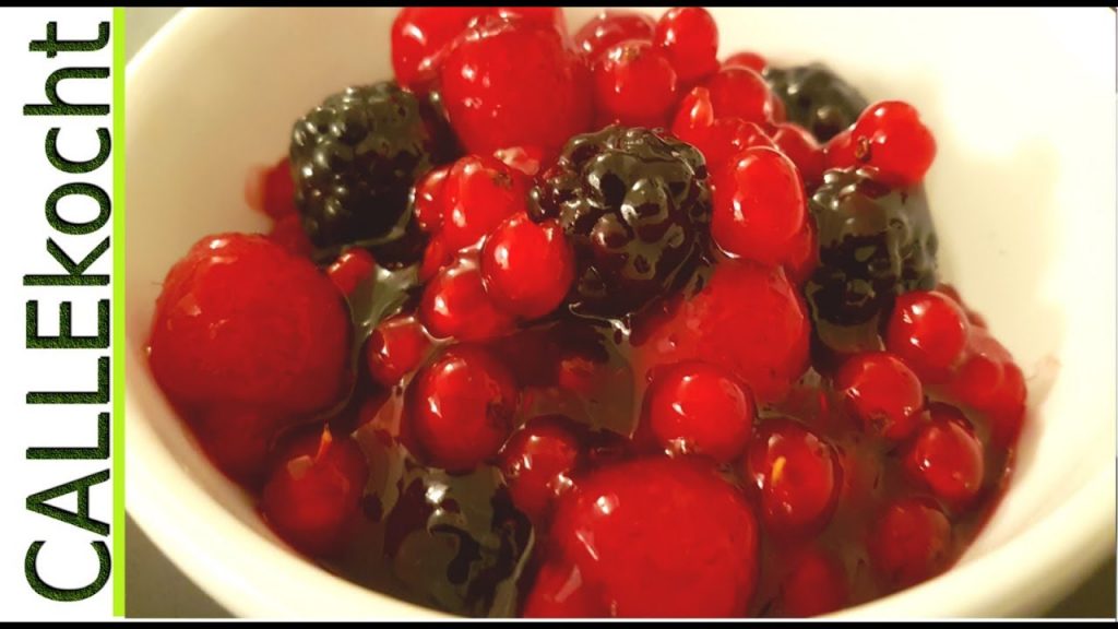 Herrliche Rote Grütze mit frischen Beeren selber machen –  Omas Dessert Rezept