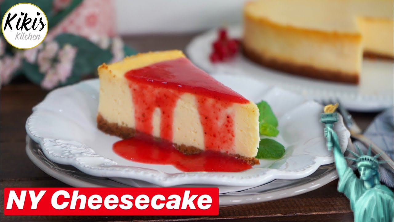 Easy Peasy New York Cheesecake - so gelingt der cremige Käsekuchen perfekt / mit Erdbeersoße