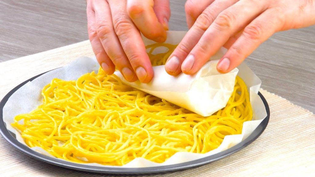 Rolle 1 Eiswaffel in Spaghetti ein und schieb sie 20 Min on den Ofen. Geniale Idee!