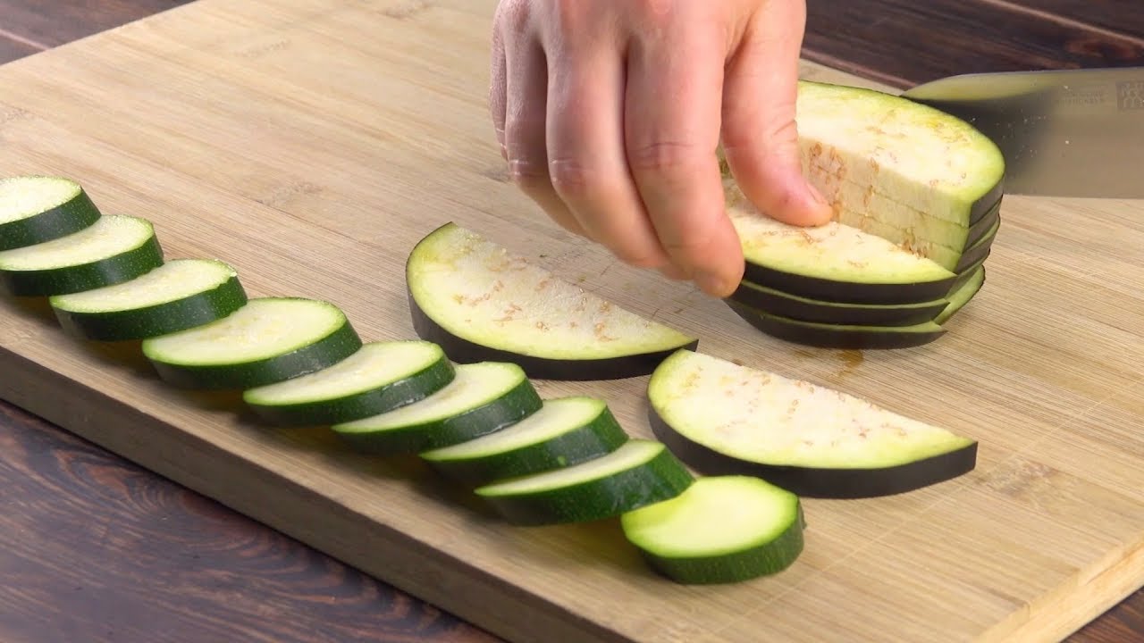 Zerschneide die Zucchini 10 Mal und lege sie aufs Brett. Was dann kommt, ist der Hammer!