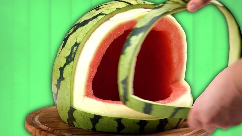 Schneide ein Loch in die Melone und entferne einen Streifen. Das wird der Partyhit!