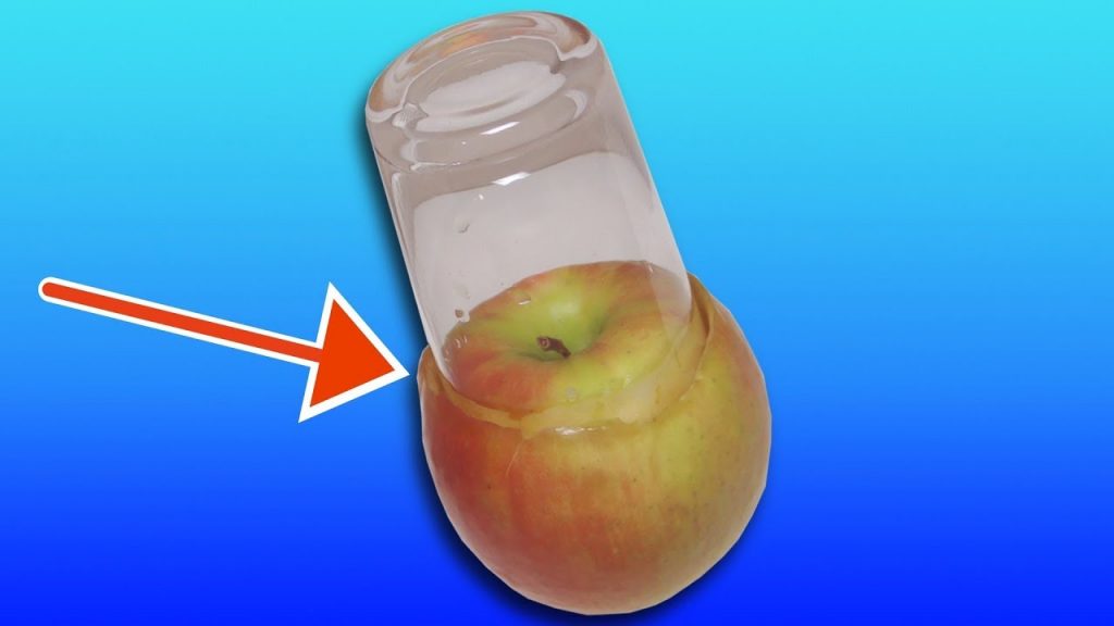 Deshalb solltest du ein Glas auf einen Apfel drücken