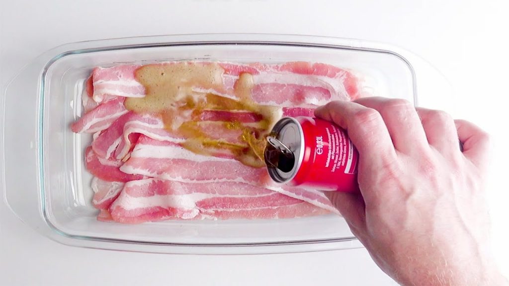 Schütte die Cola auf den Bacon. Das wird ein besonderer Leckerbissen!
