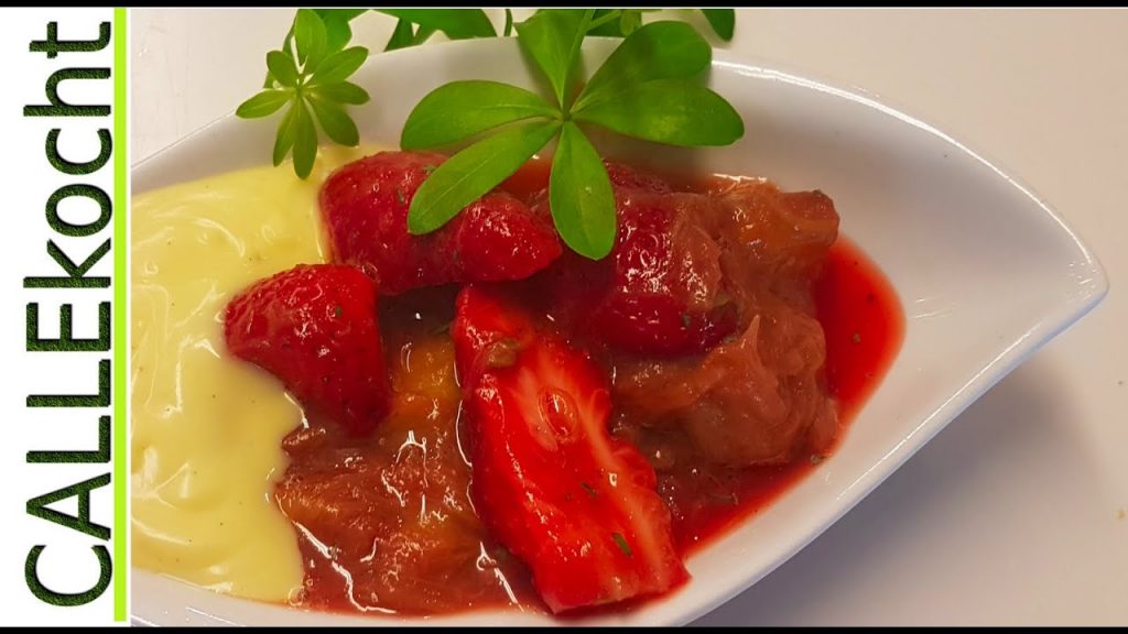 Rhabarber Kompott einfach mit Erdbeeren und Waldmeister kochen – Rezept von Calle mit Vanillesoße