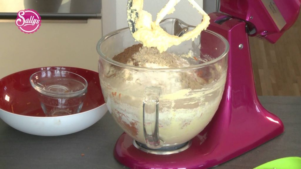 Rüblikuchen/Möhrenkuchen mit Vanille-Frosting vom Blech / Oster-Rezept / Sallys Welt