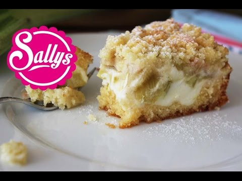 Rhabarberkuchen mit Vanillecreme und Streuseln – sehr einfach, auch als Blechkuchen! / Sallys Welt