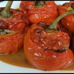 Leckere gefüllte Paprikaschoten mit Hackfleisch auf Tomatensoße - Omas Rezept