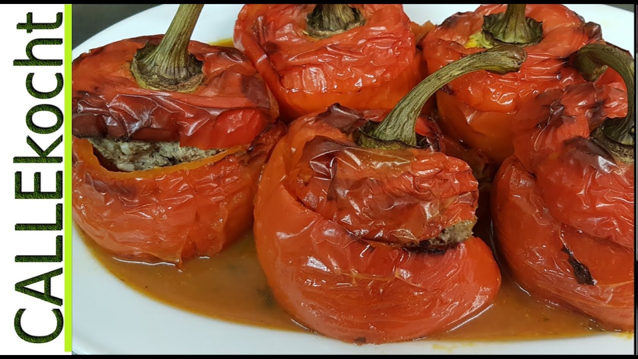 Leckere gefüllte Paprikaschoten mit Hackfleisch auf Tomatensoße - Omas ...