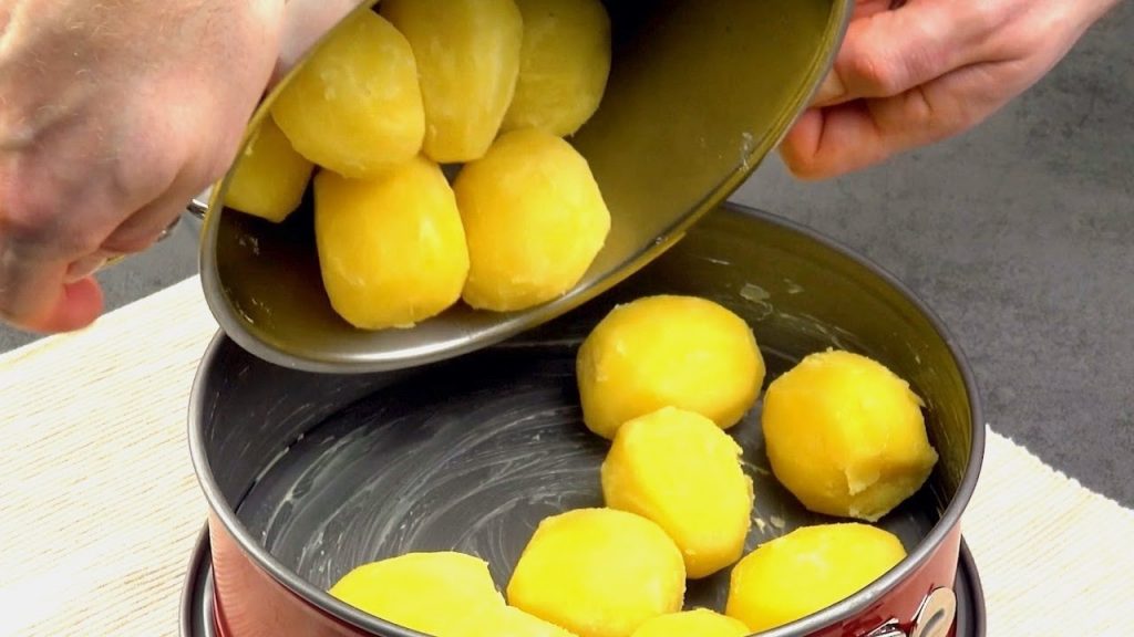 Schütte ganze Kartoffeln in Kuchenform – 15 Min später freuen sich alle aufs Essen