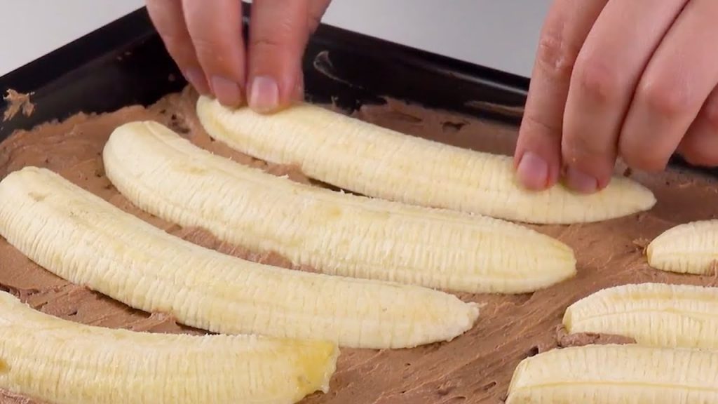 Du legst 10 halbe Bananen auf den Kuchen. Sein Muster ist aber der eigentliche Knaller!