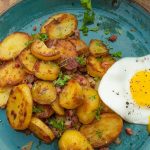 Das Geheimnis knuspriger Bratkartoffeln mit Speck und Zwiebeln