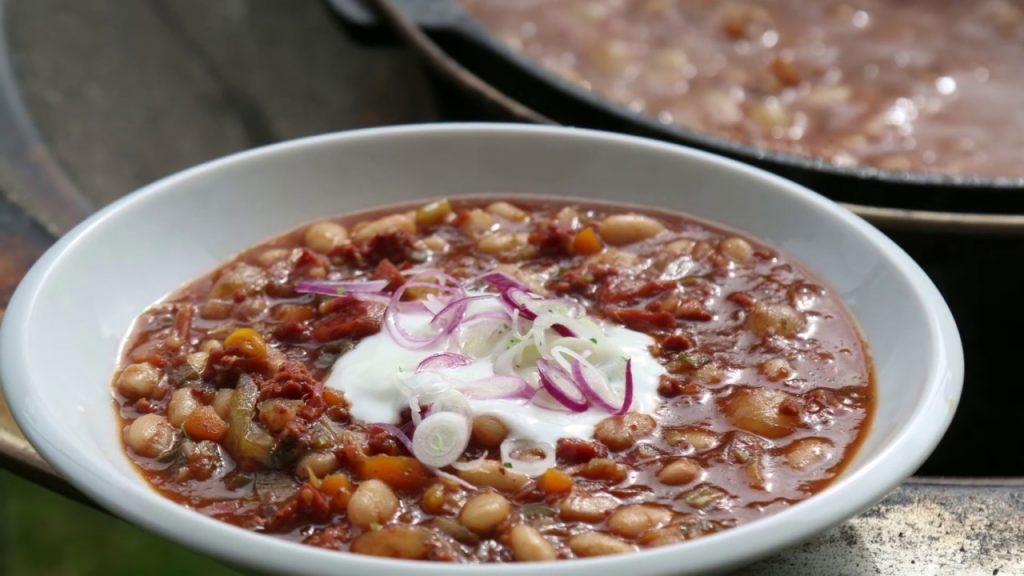 Cowboy Bohnen aus dem Dutch Oven – Baked Beans