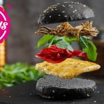 Halloween Burger – veggie Burger mit schwarzen Burger Buns / Sallys Welt