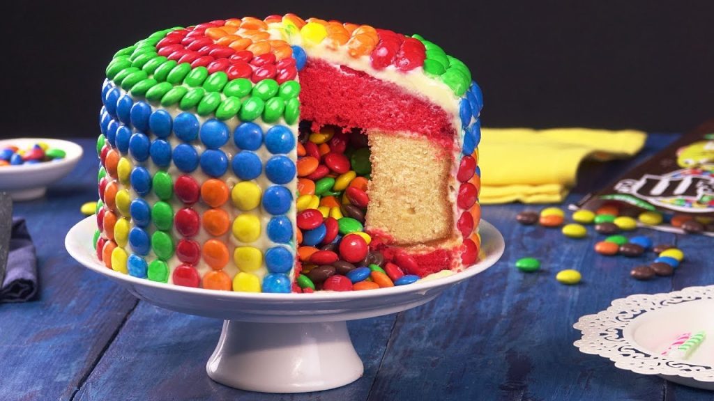 Überraschungskuchen mit Füllung ist ein Kuchen Rezept, dass jede Geburtstagsparty zum Kochen bringt!