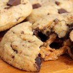 Chocolate Chip Cookies mit Karamellkern | BakeClub