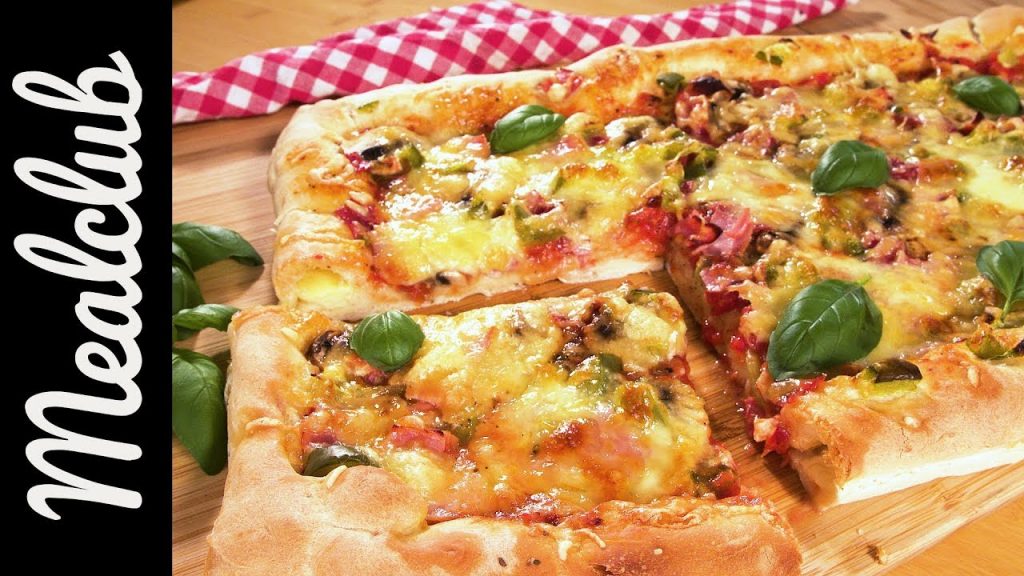 Blechpizza mit Käserand | MealClub