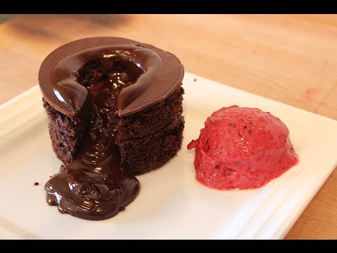 Chocolate Lava Dessert – Schoko Dessert mit Lava Effekt / Vulkan-Dessert mit flüssigem Kern