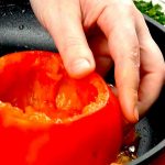 Schneide 3 Tomaten auf und lege sie in eine Pfanne | Geniales One Pot Gericht