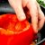Schneide 3 Tomaten auf und lege sie in eine Pfanne | Geniales One Pot Gericht