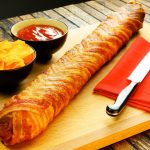 Doppelt hält ja bekanntlich besser: Salami-Baguette im Bacon-Mantel