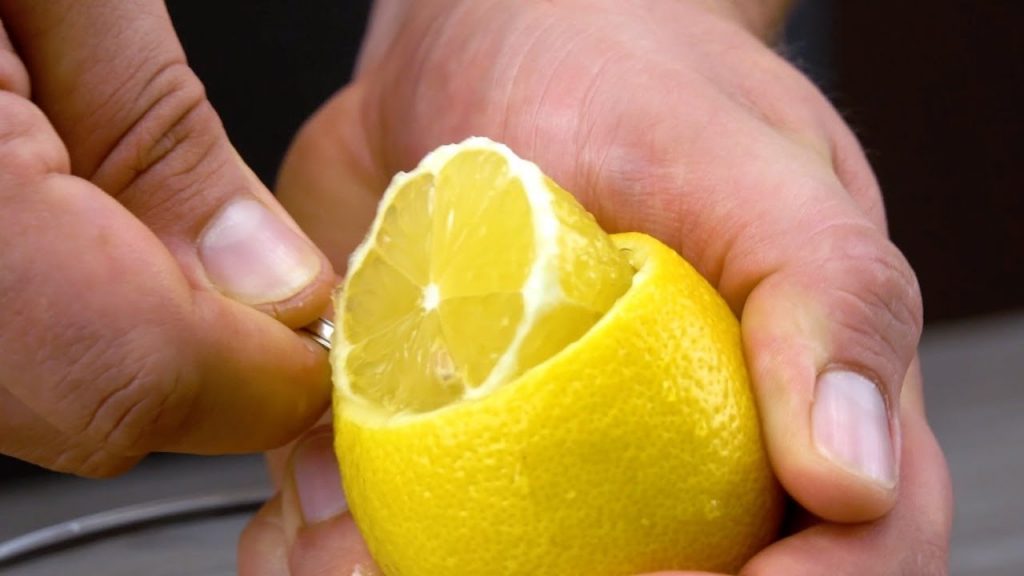 Höhle 8 Zitronen aus und lege sie SO auf das Blech – dieser Nachtisch ist phänomenal!