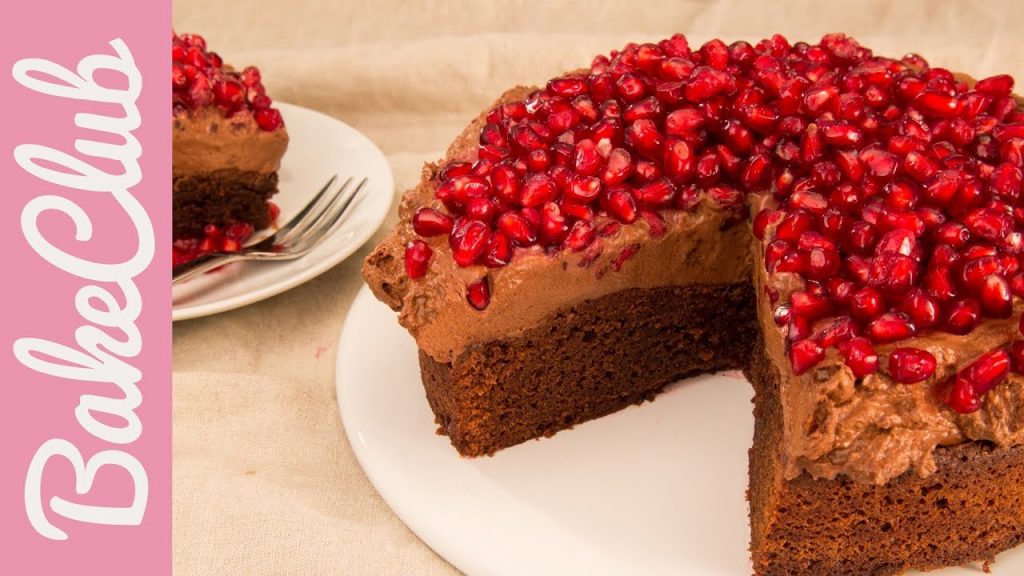 Brownie Torte mit Schokomousse und Granatapfelkernen I BakeClub