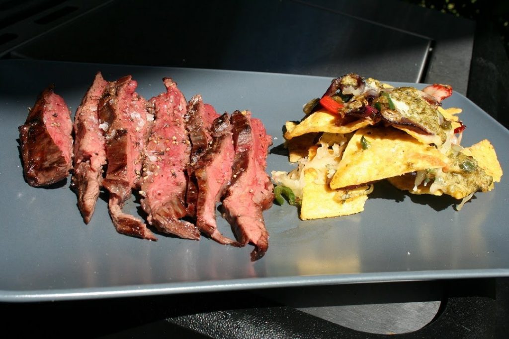 Flank-Steak mit geplankten Tortilla-Chips