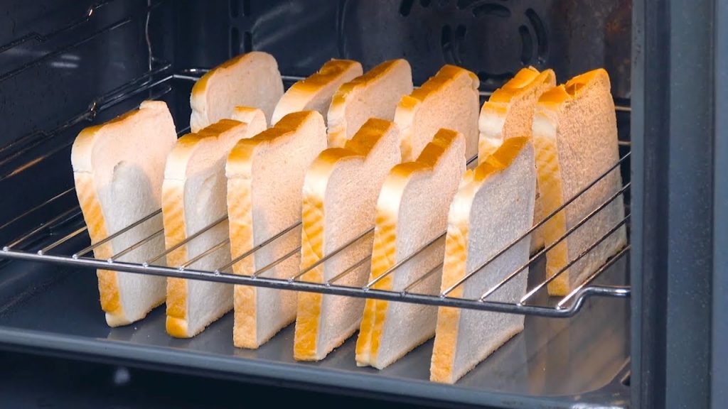 Stecke 12 Toasts hochkant in den Rost und schmeiß den Ofen an | Sandwiches vom Partyblech