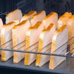 Stecke 12 Toasts hochkant in den Rost und schmeiß den Ofen an | Sandwiches vom Partyblech