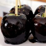 Halloween Äpfel (schwarze kandierte Äpfel) | BakeClub