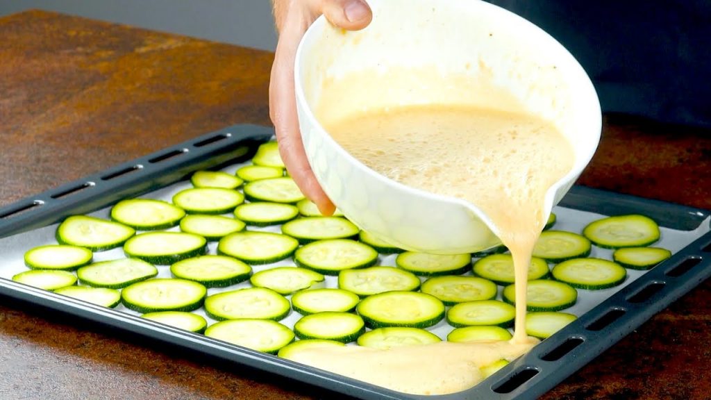 Schneide 2 Zucchini in Scheiben und übergieße sie mit köstlicher Mischung