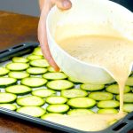 Schneide 2 Zucchini in Scheiben und übergieße sie mit köstlicher Mischung
