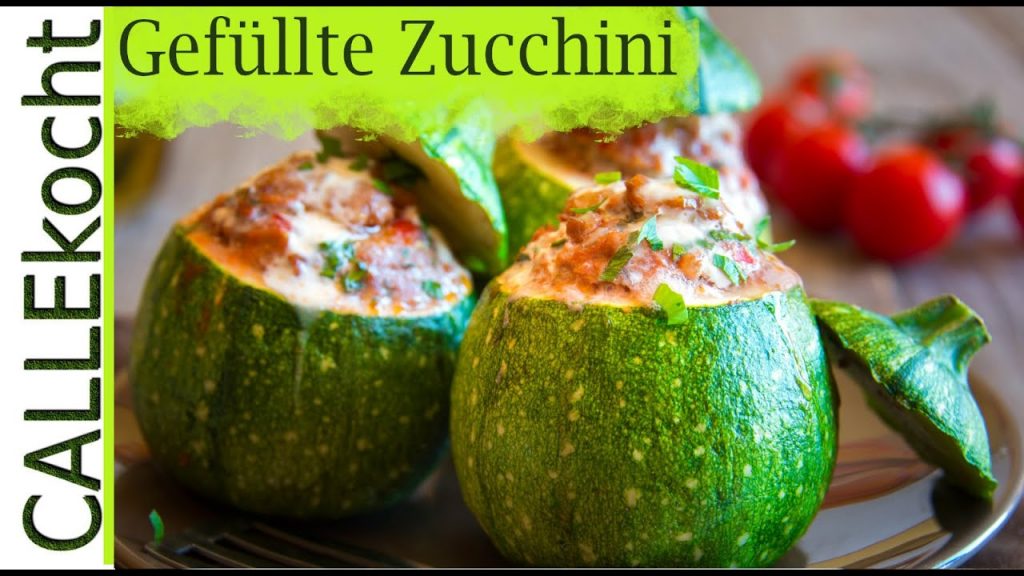 Gefüllte Zucchini mit Hackfleisch auf Tomatensoße im Backofen - Rezept