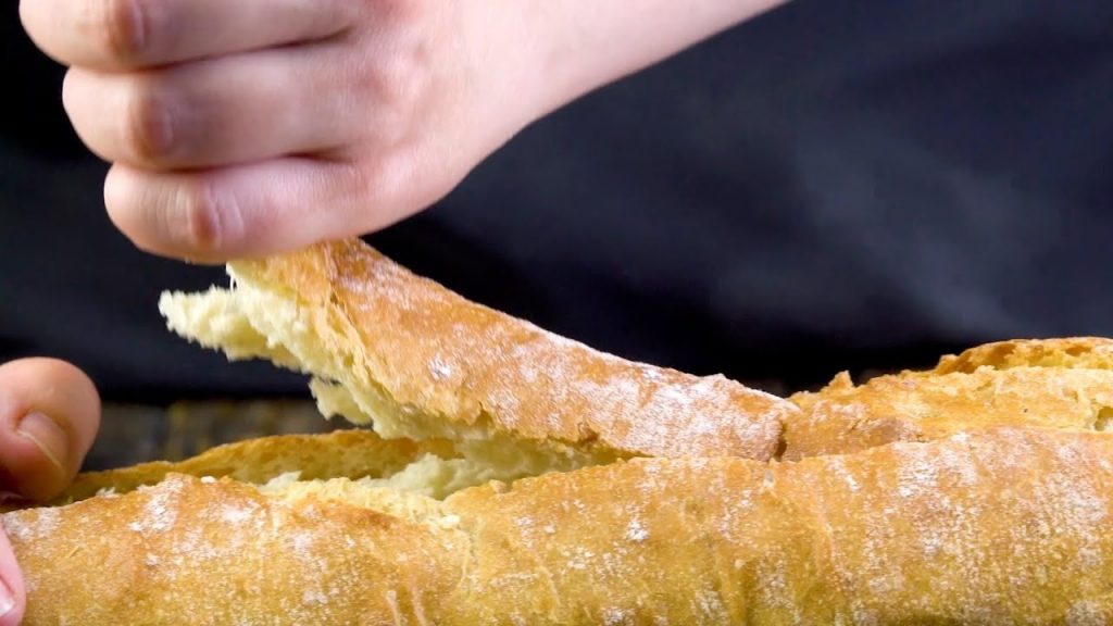 Zieh einen breiten Streifen aus dem Brot! Was dann reinkommt, ist unschlagbar!