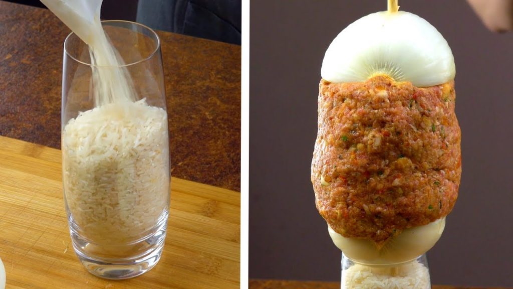 Kipp 1 Beutel Reis in Glas und schichte Zwiebel & Hackfleisch abwechselnd