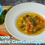 Minestrone - italienische Gemüsesuppe / mit grünem Spargel